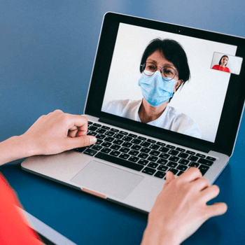 téléconsultation avec un médecin sur un ordinateur pour obtenir un deuxième avis médical